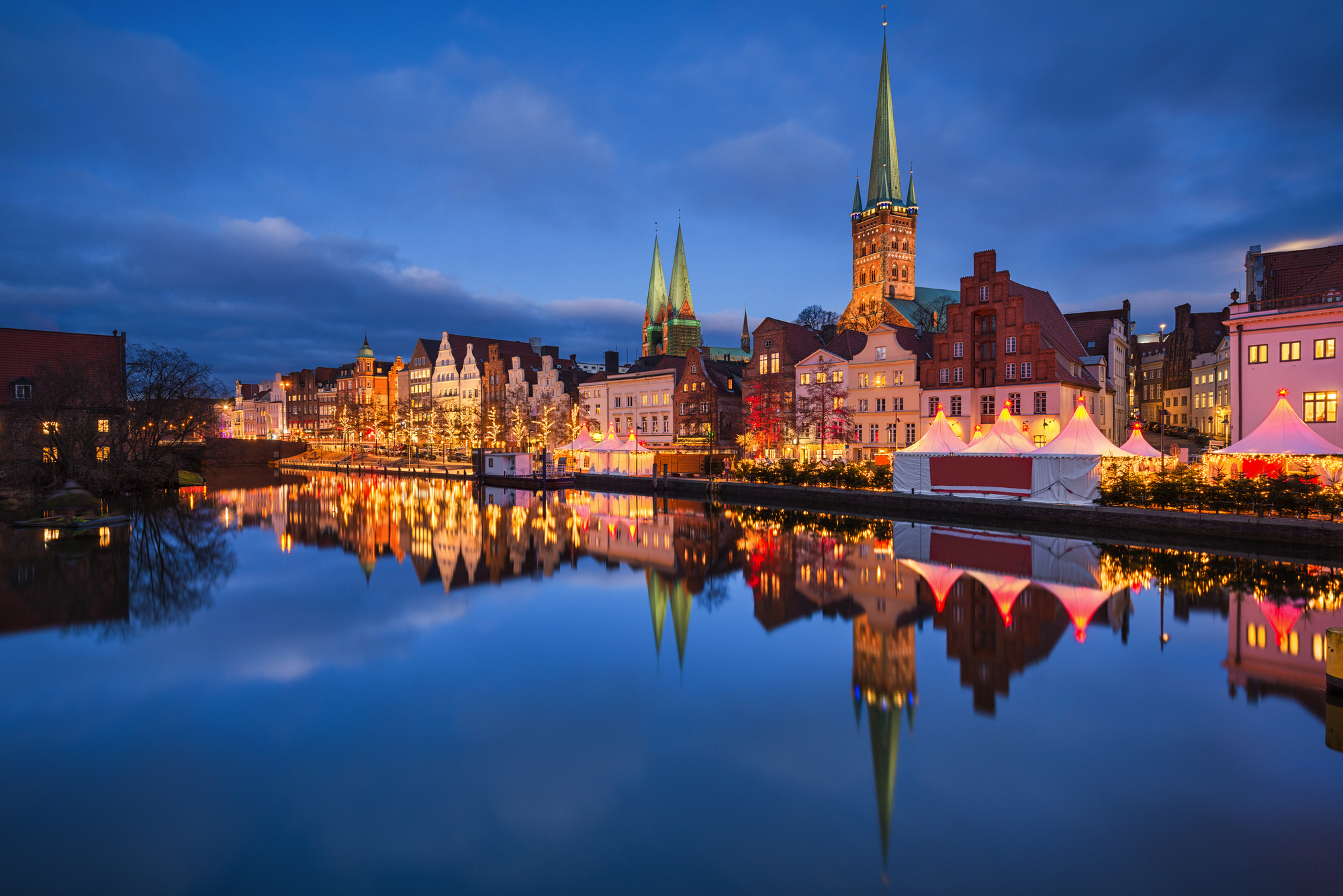 Weihnachtsmarkt in Lubeck, Deutschland Old city of Lubeck, Germany with Christmas decorations